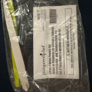 Pampered Chef Green and White Peeler Duo